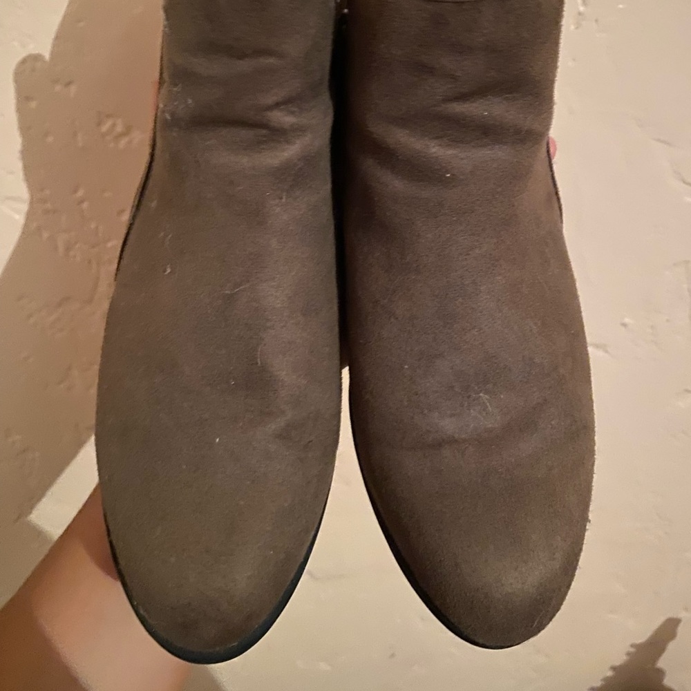 Brown booties w/ zipper, perfect for fall! 🤎 - Picture 4 of 4